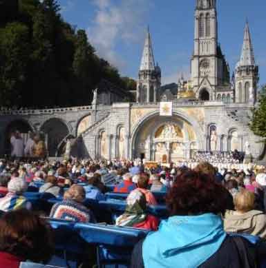 pélerins à Lourdes