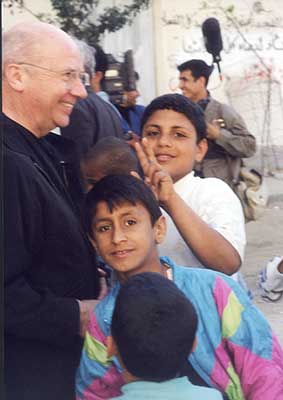 Mgr. Gaillot avec les enfants de Gaza