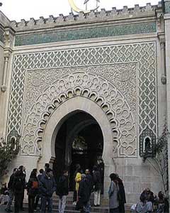 dehors de la Mosqu&eacute;e