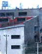 Derri&egrave;re le mur de la prison